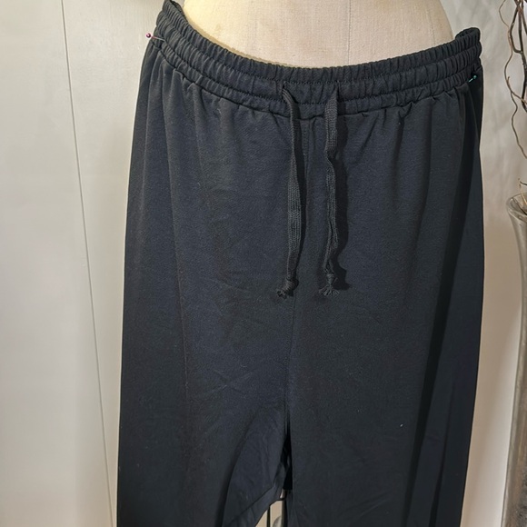 Two-piece lounge set in black - Picture 5 of 7